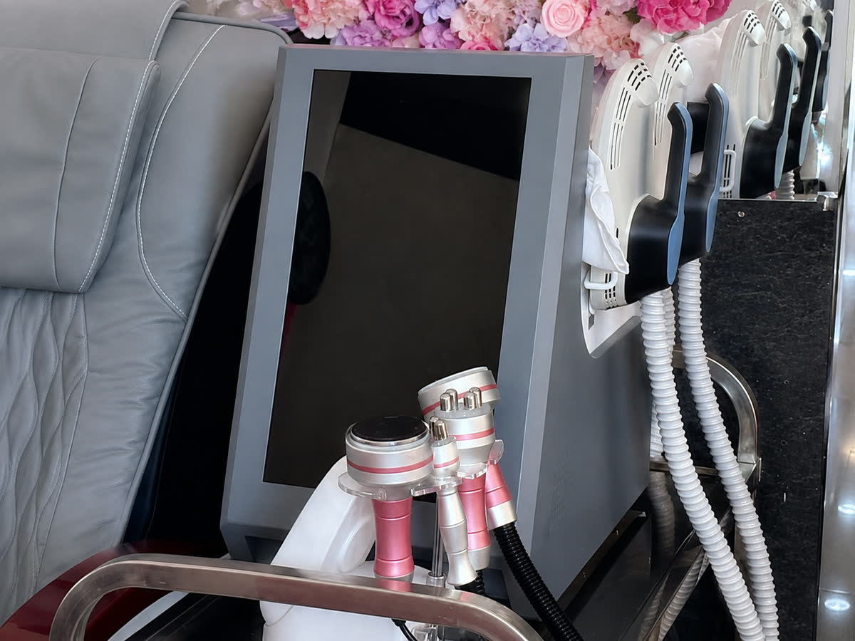 The SHAPEMS electromagnetic muscle stimulation machine in the Sculpt Treatment studio